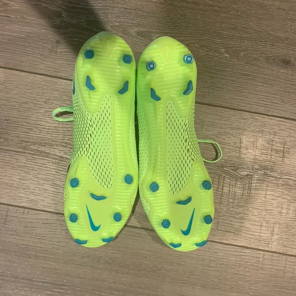 LIKE NEW Nike Cleats - Phantoms Neon Yellow/Green - Picture 3 of 11